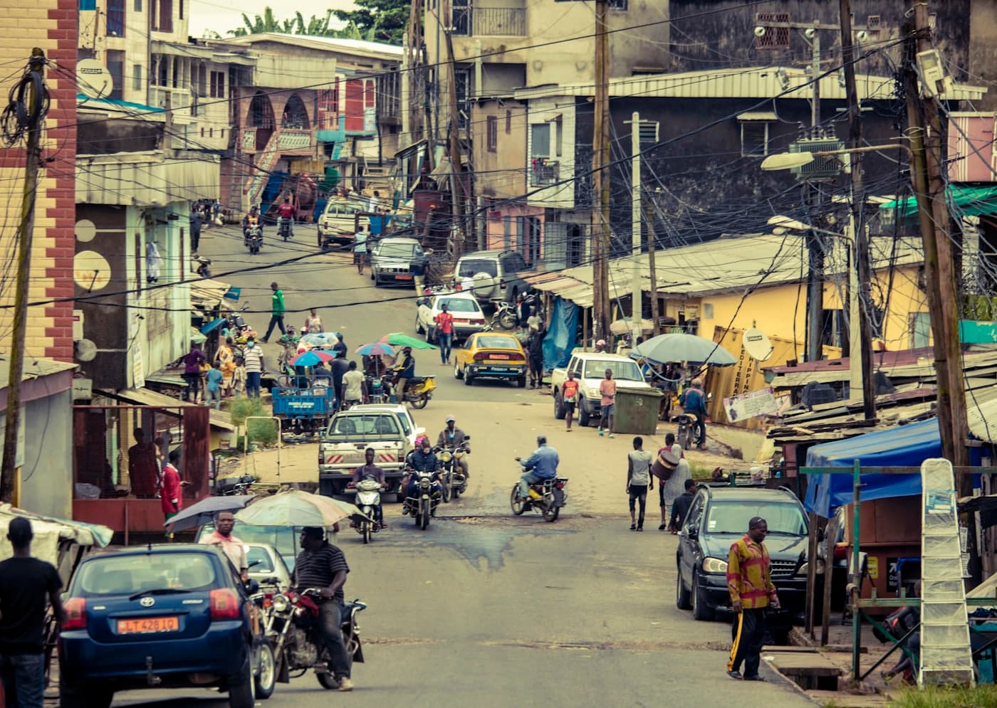 Rue de Douala, lumière dure — décor de campagne URBAN SPORT.
